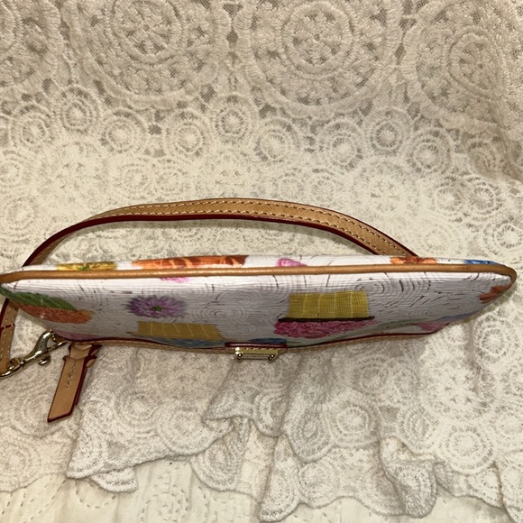 Beautiful Dooney & Bourke Large Slim Wristlet - Picture 7 of 9